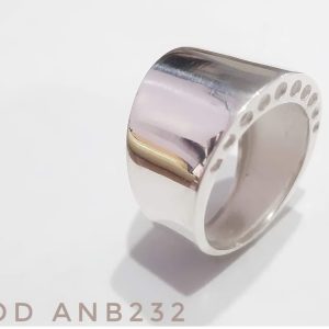 Anillo bombé plano galería circulos calados. Ancho 15mm