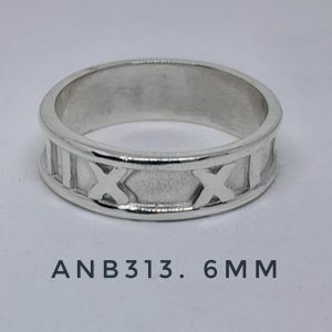 ANB313. Anillo numeros romanos. Cinta 6mm